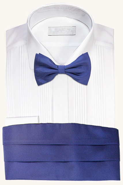 Camisa con fajín y corbata de lazo azul