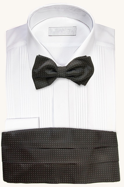 Camisa blanca de ceremonia para esmoquin con fajín y corbata de lazo negra con lunares.
